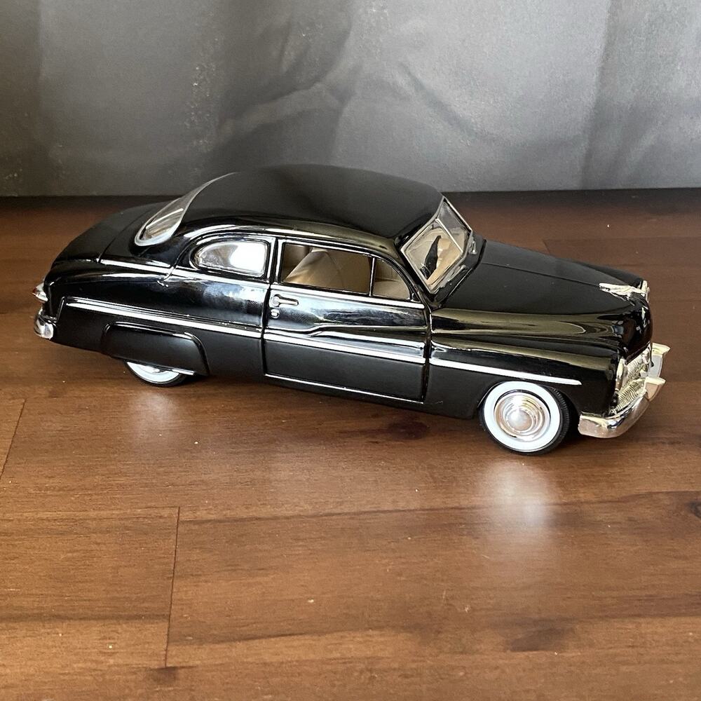 Motormax 1949 Mercury Black Diecast Model Car 1:24 Scale